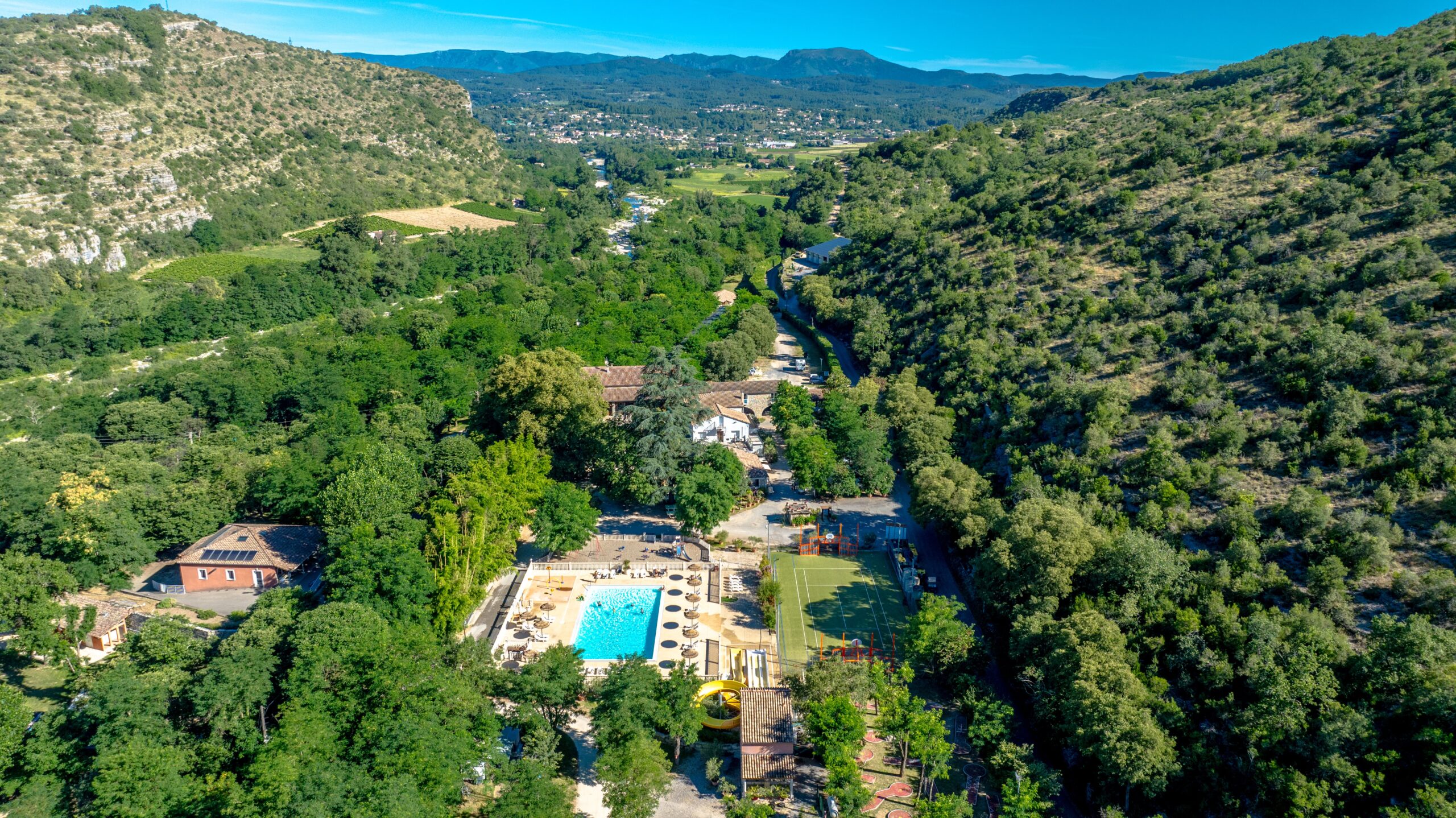 Camping Domaine Arleblanc in der Ardèche mit dem Fluss La Beaume, Natur, Wasserpark und Wanderwegen in der Umgebung.