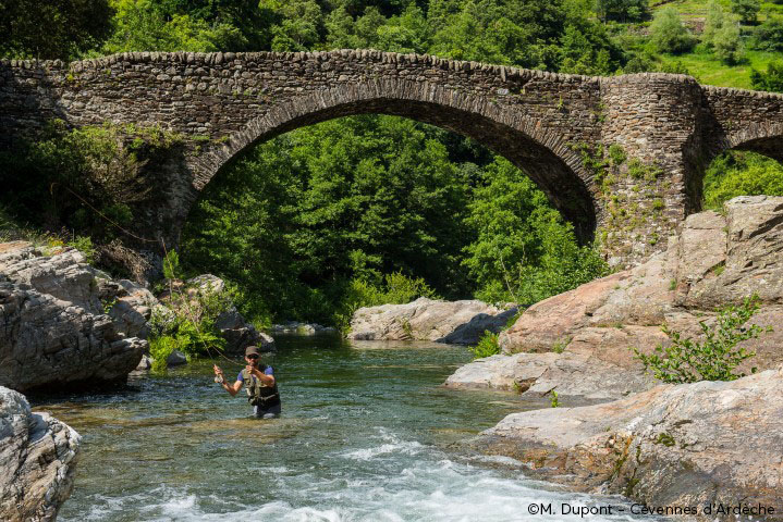 Pêcheur à la mouche au Pont du Rouge – Sablières, le 9 juin 2018.