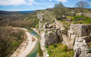 Randonnée au-dessus de Labeaume : un panorama spectaculaire sur les gorges de la Beaume, entre falaises, rivière et nature préservée, à découvrir depuis le Camping Domaine Arleblanc. alt=
