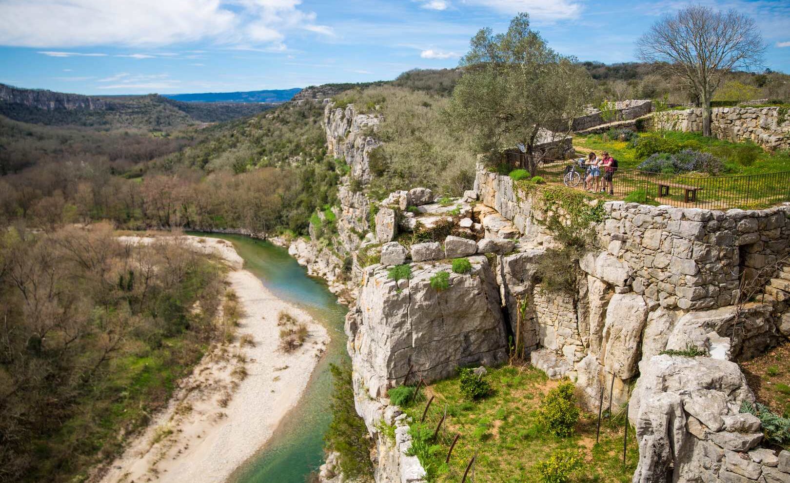 title= »Randonnée panoramique dans les gorges de la Beaume – Ardèche méridionale » alt="Randonnée au-dessus de Labeaume en Ardèche : vue panoramique sur les gorges de la Beaume, falaises calcaires, rivière et belvédère naturel accessible depuis le Camping Domaine Arleblanc"