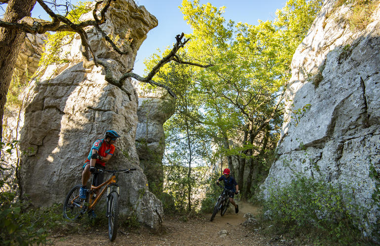 photo Mountain biking in the limestone gorges of the Ardèche