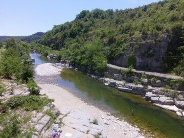 Campingplatz in der Ardeche mit direktem Zugang zum Fluss 