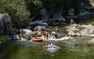 Rivier aan de rand van de camping in de Ardèche – Camping Arleblanc Rivier aan de rand van de camping in de Ardèche – Camping Arleblanc