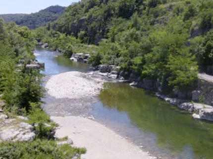 camping ardèche bord de rivière