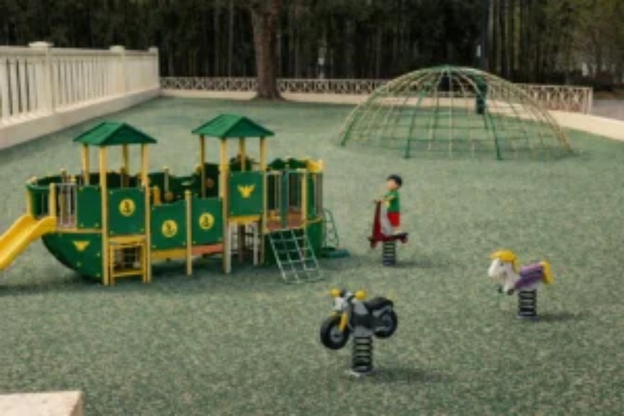 camping-bord-riviere-ardeche-aire-jeux-enfants.webp Aire de jeux enfants dans un camping bord de rivière en Ardèche