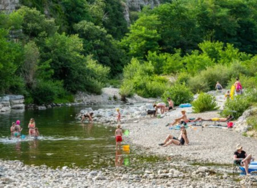 camping-bord-riviere-ardeche-baignade-nature.webp