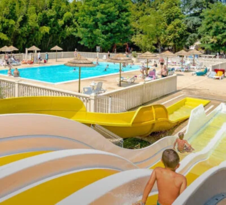 camping-bord-riviere-ardeche-piscine-toboggans.webp Camping bord de rivière Ardèche avec piscine et toboggans aquatiques