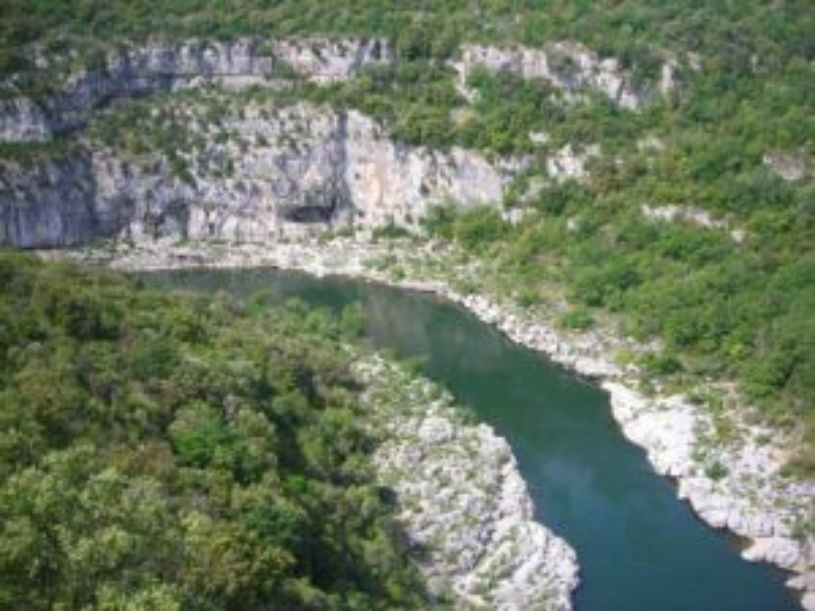 camping-bord-riviere-ardeche-vue-riviere-nature.webp