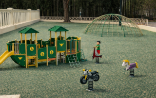 Nouvelle aire de jeux enfants au Camping Domaine Arleblanc à Rosières en Ardèche : sol souple, bateau pirate, dôme d’escalade et jeux à ressort. Aire de jeux enfants sécurisée au Camping Domaine Arleblanc en Ardèche avec bateau pirate, dôme d’escalade et jeux à ressort sur sol souple.