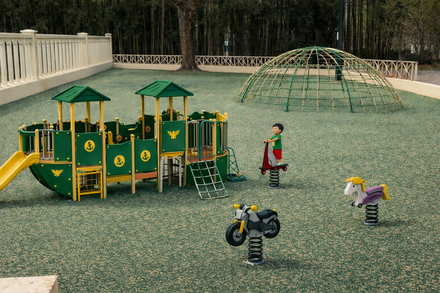 l’aire de jeux d’Arleblanc Aire de jeux enfants sécurisée au Camping Domaine Arleblanc en Ardèche avec bateau pirate, dôme d’escalade et jeux à ressort sur sol souple.