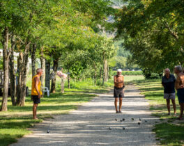 Pétanque between campers
