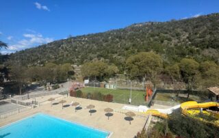 Piscine chauffée avec toboggan dans notre camping en Ardèche, au cœur de la nature – espace aquatique familial idéal pour des vacances détente en toutes saisons piscine chauffée avec un chauffage eco responsable avec panneau solaire camping arleblanc le confort de la piscine en toute saison