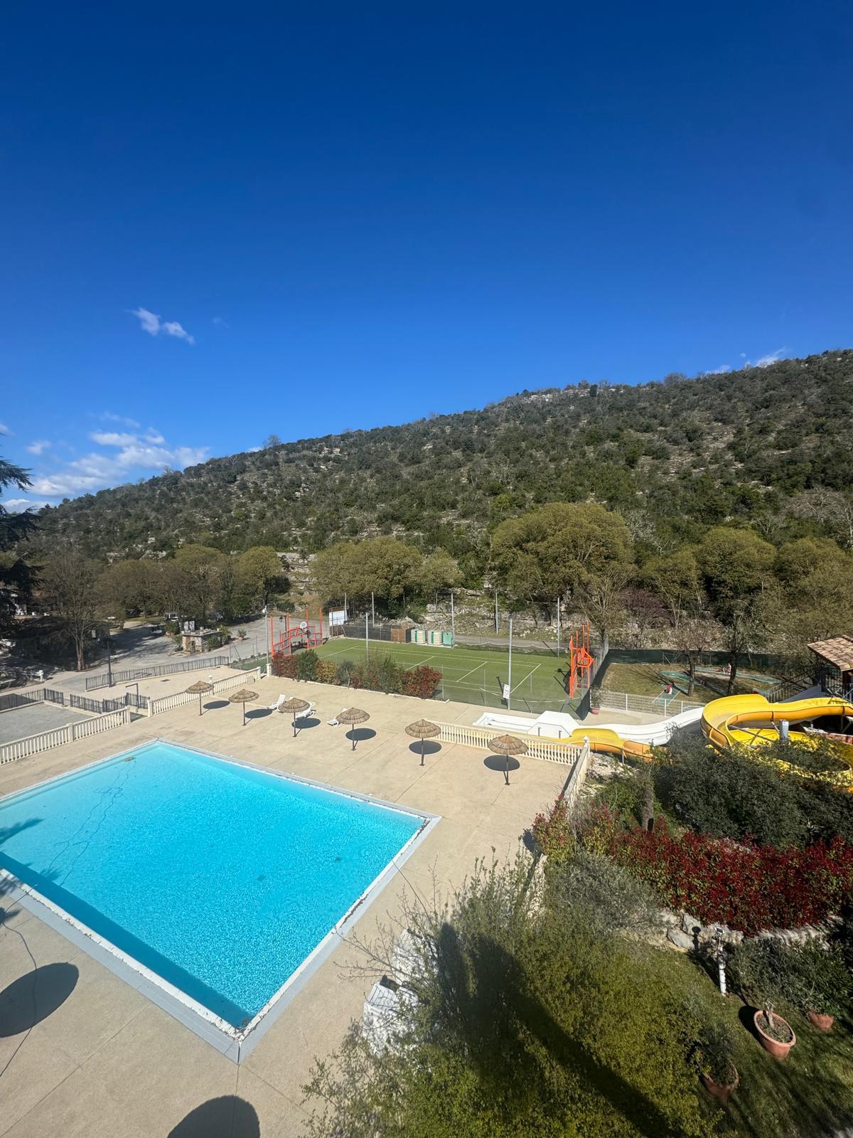 piscine chauffée avec un chauffage eco responsable avec panneau solaire camping arleblanc le confort de la piscine en toute saison