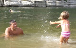 Rafraichissement dans la rivière camping arleblanc Ardèche