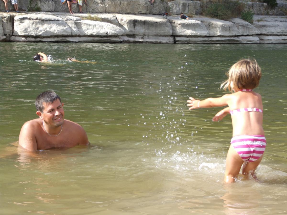 Rafraichissement dans la rivière camping arleblanc Ardèche